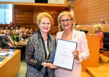 Gabriele Jakoby, Schauspielerin und Präsidentin des Vereins „Künstler helfen Künstlern“ in Baden, erhielt das „Große Ehrenzeichen für Verdienste um das Bundesland Niederösterreich“.