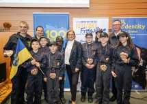 Landeshauptfrau Johanna Mikl-Leitner mit Vertretern der Feuerwehr und der Feuerwehrjugend.