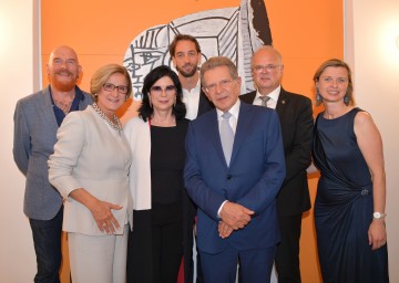 Kurator Andreas Hoffer, Landeshauptfrau Johanna Mikl-Leitner, Künstlerin Eva Schlegel, Kunsthalle Krems-Direktor Florian Steininger, Sammler Hubert Looser, der Kremser Bürgermeister Reinhard Resch und die Geschäftsführerin der Kunstmeile Krems, Julia Flunger-Schulz (v.l.n.r.).  
