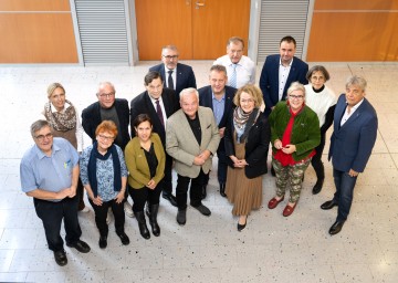 Reihe (v.l.n.r.) Walter Fenninger, Eva Lasselsberger, Karin Thallauer, Landesobmann Herbert Nowohradsky, Senioren-Landesrätin Christiane Teschl-Hofmeister, Seniorenbeauftrage des Landes NÖ Bettina Pröglhöf, Hannes Sauer, 2. Reihe (v.l.n.r.) Michaela Pasching, Präsident Ewald Sacher, Landespräsident Hannes Bauer, Johann Sommer, Beatrix Auer, 3. Reihe (v.l.n.r) Viktor Steinkellner, Landesobmann Benno Sulzberger und Peter Mitura.