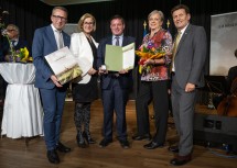 Ehrungen im Zuge des Jubiläums 100 Jahre Stadterhebung: Im Bild Vizebürgermeister Leopold Groiß, Landeshauptfrau Johanna Mikl-Leitner, der ehemalige Stadtrat Harald Groll, die ehemalige Gemeinderätin Christine Ulrich und Bürgermeister Harald Leopold (v.l.n.r.)