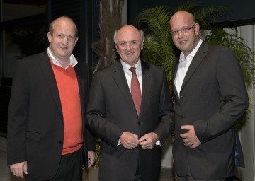 Landeshauptmann Dr. Erwin Pröll, flankiert vom Michael (links) und August Sachseneder, bei der Eröffnung des neuen Standortes der Fa. Sachseneder Holzwerkstoffe in Grafenwörth.