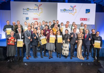 1. Reihe, 2.v.li.) Landesrat Jochen Danninger, (daneben) Landeshauptfrau Johanna Mikl-Leitner, (3.v.re.) Moderatorin Silvia Schneider, (li.daneben) Präsident WKNÖ Wolfgang Ecker und die Vorsitzende der Jungen Wirtschaft Katharina Alzinger-Kittel gratulierten den Preisträgern beim „Gründerland NÖ Preis“.