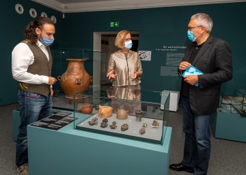 Landeshauptfrau Johanna Mikl-Leitner auf der Schallaburg im Gespräch mit dem künstlerischen Leiter der Schallaburg, Kurt Farasin (rechts im Bild), und Ausstellungs-Kurator Dominik Heher 