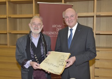 Landeshauptmann Dr. Erwin Pröll begrüßte Komponist Kurt Schwertsik im Archiv der Zeitgenossen in Krems.