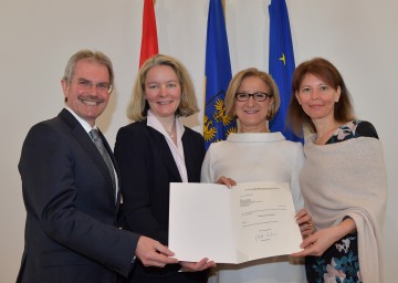 Amtsübergabe an der Bezirkshauptmannschaft Mistelbach: Landtagspräsident Karl Wilfing, die neue Bezirkshauptfrau Gerlinde Draxler, Landeshauptfrau Johanna Mikl-Leitner und die nach Baden gewechselte Verena Sonnleitner (von links nach rechts).