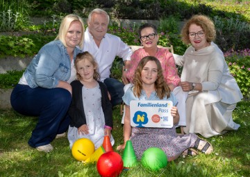 Zahlreiche Vorteile mit Familienland*Pass: Janine Hollaus mit ihren Töchtern Caroline und Theresa sowie den Großeltern Ernst und Susanne Oberndorfer und Familien-Landesrätin Christiane Teschl-Hofmeister. (v.l.n.r.)