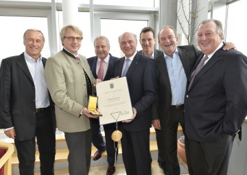 Im Bild von links nach rechts: Josef Hickersberger, Wolfgang Gramann, ÖFB-Präsident Leo Windtner, Landeshauptmann Dr. Erwin Pröll, Andreas Herzog, Herbert Prohaska, ÖFB-Generaldirektor Alfred \"Gigi\" Ludwig.