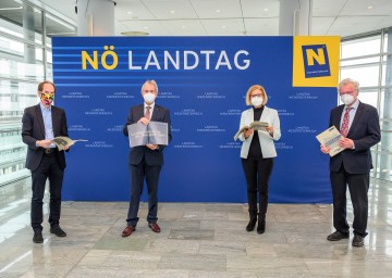 Von links nach rechts: Univ. Prof. Peter Parycek, Landtagspräsident Karl Wilfing, Landeshauptfrau Johanna Mikl-Leitner und Landtagsdirektor a.D. Karl Lengheimer präsentierten die Festschrift „100 Jahre Landesverfassung – Reflexion und Herausforderung“ 