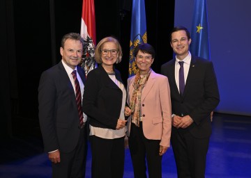 Alfred Grünstäudl, Abteilungsleiter der Bildungsregion 1, Landeshauptfrau Johanna Mikl-Leitner, Schulqualitätsmanagerin Hermine Rögner und Bildungsdirektor Karl Fritthum. (v.l.)