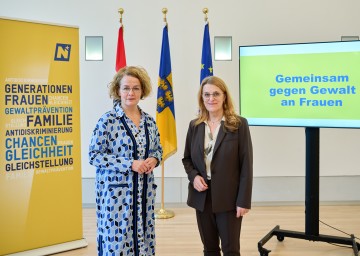 Die Landesrätinnen Christiane Teschl-Hofmeister (links) und Ulrike Königsberger-Ludwig machen auf die Aktion „16 Tage gegen Gewalt an Frauen“ aufmerksam.