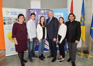 Im Bild von links nach rechts: Landtagsabgeordnete Michaela Hinterholzer, Konstantin Neswedba, Sophie Stern, EU-Landesrat Martin Eichtinger, Lara Rathkolb, René Raubal, Professor Handelsakademie St. Pölten.