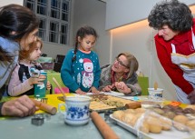 Landeshauptfrau Johanna Mikl-Leitner in der Kinderbackstube.
