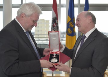 Landesamtsdirektor Dr. Werner Seif wurde von Landeshauptmann Dr. Erwin Pröll das \"Große Silberne Ehrenzeichen mit dem Stern für Verdienste um die Republik Österreich\" verliehen.