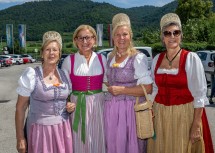 Landeshauptfrau Johanna Mikl-Leitner mit Trägerinnen der „Wachauer Goldhauben“ am Spitzer Marillenkirtag.