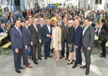 Im Bild von links nach rechts: Straßenbaudirektor Josef Decker, Christian Freibauer (NV Vorstandsdirektor), Klaus Scheidl, Obmann-Stv. der DPV Landhaus, Landesamtsdirektor Werner Trock, Wolfgang Viehauser (Hypo), Nationalratspräsident Wolfgang Sobotka, Landeshauptfrau Johanna Mikl-Leitner, DPV-Obmann Andreas Neuwirth, Bernhard Lackner von der NÖ Versicherung, Landesrechnungshofdirektorin Edith Goldeband, Konrad Kogler von der NÖ Gesundheitsagentur und LPV-Obmann Hans Zöhling