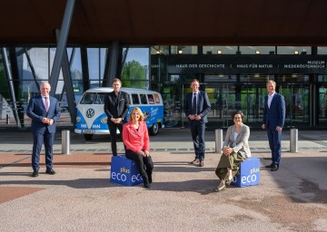 Von links nach rechts: ecoplus Geschäftsführer Helmut Miernicki, Zukunftsforscher Tristan Horx, Moderatorin Birgit Perl, Wirtschafts-Landesrat Jochen Danninger, F/LIST-Geschäftsführerin Katharina List-Nagl und Geschäftsführer Julius Kiennast jun. vom Handelshaus Kiennast 