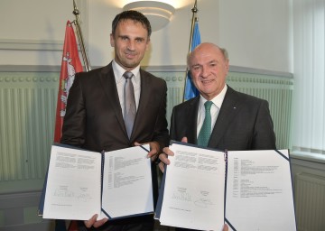 Kreishauptmann Mgr. Ji&#345;í Zimola und Landeshauptmann Dr. Erwin Pröll mit den unterzeichneten Verträgen. (v.l.n.r.)