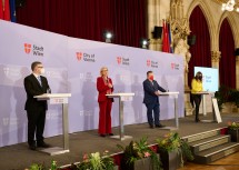 Bei der Pressekonferenz im Festsaal des Wiener Rathauses (von links): Landesrat Ludwig Schleritzko, Landeshauptfrau Johanna Mikl-Leitner, Bürgermeister Michael Ludwig und Stadträtin Ulli Sima.