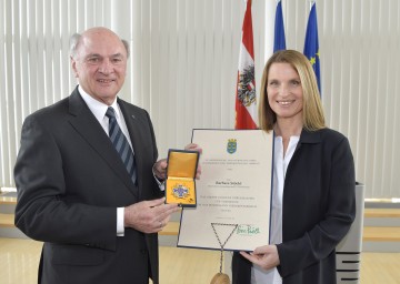 Landeshauptmann Dr. Erwin Pröll überreichte das \"Große Goldene Ehrenzeichen für Verdienste um das Bundesland Niederösterreich\" an Barbara Stöckl.