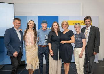 Landtagsabgeordneter Franz Linsbauer, Graffiti-Künstlerin Sarah Kupfner, Musiker Eric Spitzer-Marlyn,  Sängerin Lisa Stern, Landeshauptfrau Johanna Mikl-Leitner, Anita Lehr und Bürgermeister Gerhard Lentschig am Ende des gelungenen Vernetzungstreffens.
