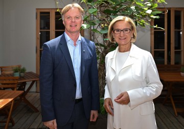 Michael Duscher, Geschäftsführer der Niederösterreich Werbung, mit Landeshauptfrau Johanna Mikl-Leitner.