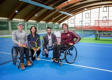 Neues Rollstuhl-Tennis-Projekt präsentiert: Rollstuhl-Tennis-Spieler Josef Riegler, NÖTV-Präsidentin Petra Schwarz, LH-Stellvertreter und Sportlandesrat Udo Landbauer und Rollstuhl-Tennis-Spieler Nico Langmann.