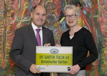 Die „Garten Tulln“ wurde in die Arbeitsgemeinschaft der Botanischen Gärten Österreichs aufgenommen. Im Bild: Landeshauptmann-Stellvertreter Mag. Wolfgang Sobotka, DI Brigitte Mang (Direktorin Österreichische Bundesgärten).