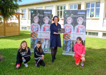  Familien- und Bildungs-Landesrätin Christiane Teschl-Hofmeister mit Timea, Mariella und Celine