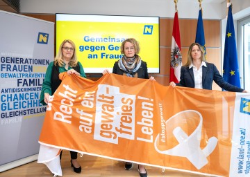 Landesrätin Ulrike Königsberger-Ludwig, Landesrätin Christiane Teschl-Hofmeister und Elisabeth Cinatl, die Sprecherin der NÖ Mädchen- und Frauenberatungsstellen, präsentierten in St. Pölten anlässlich der Initiative „16 Tage gegen Gewalt an Frauen“ eine Bilanz der Maßnahmen in Niederösterreich und einen Ausblick auf bevorstehende Projekte (v.l.n.r.).