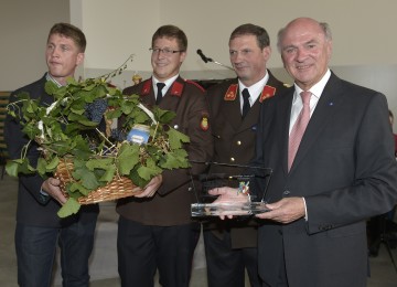 im Anhang Text und Foto zu  \"Landeshauptmann Pröll  eröffnete neues Feuerwehrhaus in Sommerein\".