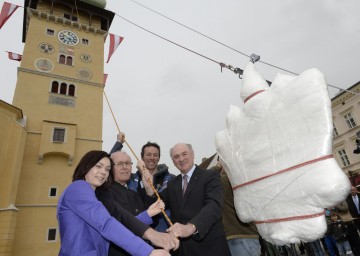 Landeshauptmann Dr. Erwin Pröll legte persönlich Hand an, um die Turminsignien wieder am Retzer Rathaus anzubringen.