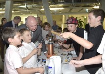 Kinder präsentierten Landeshauptmann Dr. Erwin Pröll ihre Forschungsprojekte, die sie im Rahmen der Initiative Science Fair des Landes Niederösterreich umgesetzt haben.