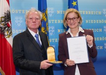 Universitätsdozent in Ruhe, Dipl.-Ing. Dr. Johannes Riegl, Gründer und CEO der RIEGL-Grupp, erhielt aus den Händen von Landeshauptfrau Johanna Mikl-Leitner das „Silberne Komturkreuz des Ehrenzeichens für Verdienste um das Bundesland Niederösterreich“.