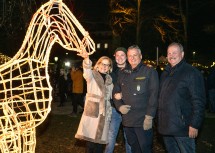 (v.l.) Landeshauptfrau Johanna Mikl-Leitner erfreut sich, wie die zahlreichen Besucherinnen und Besucher, gemeinsam mit Bundesrat Florian Krumböck, Landesfeuerwehrkommandant Dietmar Fahrafellner und Stadtrat Walter Hobiger am Lichterglanz im St. Pöltner Sparkassenpark.