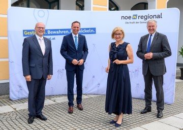 Landeshauptfrau Johanna Mikl-Leitner, Landesrat Martin Eichtinger und Landesrat Jochen Danninger mit dem Bezirkshauptmann von Waidhofen an der Thaya, Günter Stöger (l.).