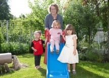 Familien-Landesrätin Christiane Teschl-Hofmeister mit den Kindern Paula, Florentina und Leonie.