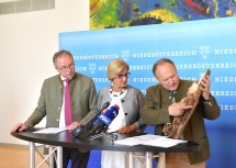 LH-Stellvertreter Stephan Pernkopf, Landeshauptfrau Johanna Mikl-Leitner und Landwirtschaftskammerpräsident Hermann Schultes (von links nach rechts) im Zuge des Pressegespräches im NÖ Landhaus.