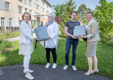 NÖ Pflege- und Betreuungszentrum Herzogenburg. Im Bild Landesrätin Christiane Teschl-Hofmeister, Adela Krezovic und Florens Hubmayer von der GUKPS St. Pölten sowie Susanne Gröschel von der NÖ LGA (v.l.n.r.)