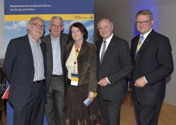 Kulturgespräch an der Donau-Universität Krems: Dr. Joachim Rössl, Leiter der Gruppe Kultur, Wissenschaft und Unterricht, Kunsthistoriker, Kurator und Sammler Univ.-Doz. Dr. Dieter Bogner, Dr. Elisabeth Vavra, Vorsitzende des Niederösterreichischen Kultursenats, Landeshauptmann Dr. Erwin Pröll und Mag. Hermann Dikowitsch, Leiter der Abteilung Kunst und Kultur. (v.l.n.r.)