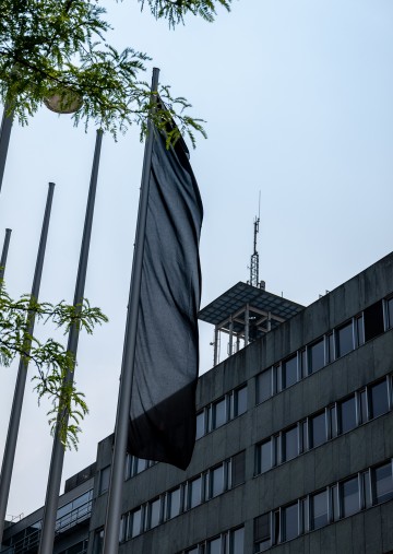 Staatstrauer: Trauerbeflaggung am NÖ Landhaus.