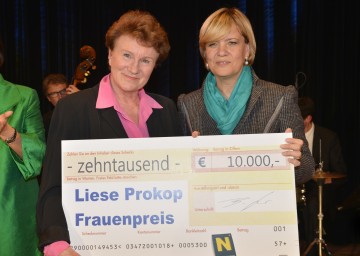 LR Mag. Barbara Schwarz (re.) konnte den diesjährigen Liese Prokop-Frauenpreis an die bekannte Ärztin Dr. Maria Hengstberger überreichen.