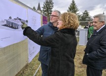 (v.l.n.r.): Architekt Dieter Matzalik, Familien-Landesrätin Christiane Teschl-Hofmeister und Landtagsabgeordneter Hermann Hauer