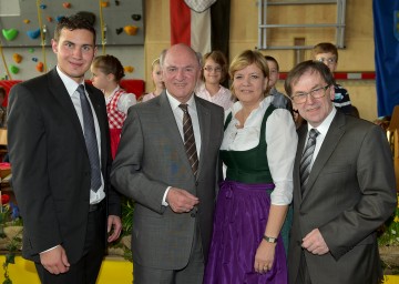 Feierten die Neueröffnung der Volks- und Neuen NÖ Mittelschule Zellerndorf: Bürgermeister Markus Baier, Landeshauptmann Dr. Erwin Pröll, Bildungs-Landesrätin Mag. Barbara Schwarz und Direktor OSR Wilhelm Ostap, BEd. (v.l.n.r.)