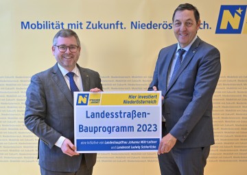 Mobilitätslandesrat Ludwig Schleritzko und Straßenbaudirektor Josef Decker stellten in St. Pölten Niederösterreichs Straßenbauprogramm 2023 vor (v.l.n.r.).