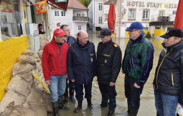 Landeshauptmann Dr. Erwin Pröll beim Lokalaugenschein in Melk.