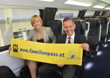 Neue Kooperation von Land Niederösterreich mit Privatanbieter Westbahn & Westbus präsentiert: Landesrätin Mag. Barbara Schwarz und Westbahn-Geschäftsführer Dr. Erich Forster (v.l.n.r.).