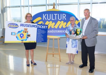 Landeshauptfrau Johanna Mikl-Leitner gratulierte Leopoldine Tanzberger (und Ihrem Ehemann Josef Tanzberger) mit einem Ein-Jahres-Gratis-Eintritt in zehn niederösterreichische Museen und einem Kultursommer Niederösterreich-Geschenkkorb.