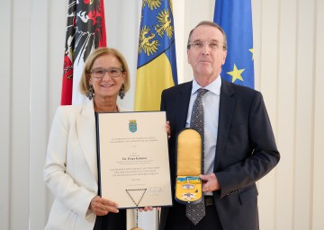 Landeshauptfrau Johanna Mikl-Leitner überreichte das „Silberne Komturkreuz mit dem Stern des Ehrenzeichens für Verdienste um das Bundesland Niederösterreich an Peter Krömer, Synodenpräsident a. D. der evangelischen Kirche in Österreich.