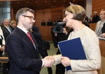 Landeshauptfrau Mag. Johanna Mikl-Leitner gratulierte dem neuen Landesrat DI Ludwig Schleritzko zur Wahl.
